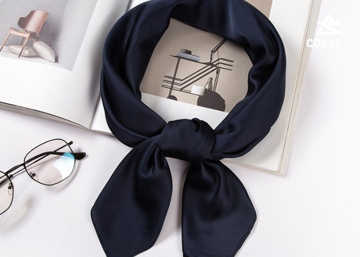 Khăn lụa vuông 70×70 trong thời trang – Phụ kiện nhỏ, hiệu ứng lớn