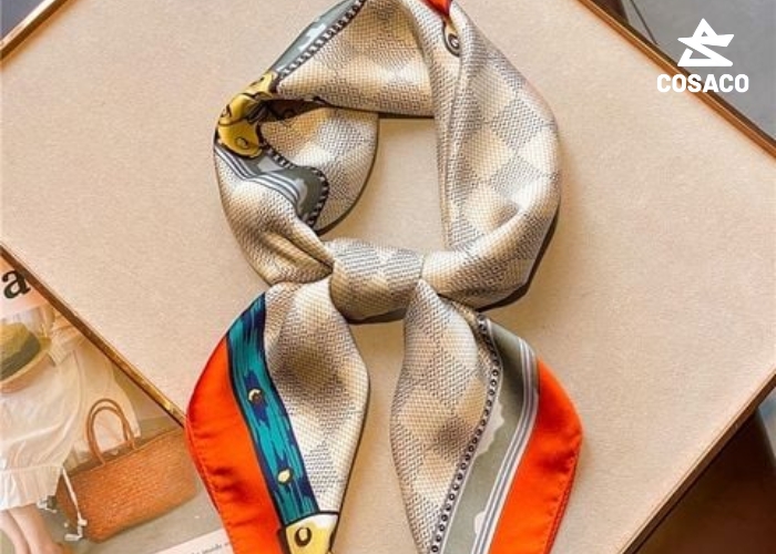 Khăn lụa vuông 70×70 là gì? Vì sao kích thước này được ưa chuộng?