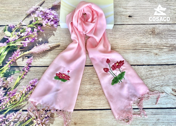 In khăn lụa là gì? Vì sao ngày càng được ưa chuộng?