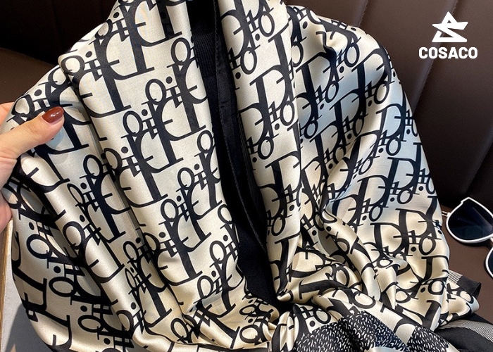 Cách sử dụng khăn lụa satin để nâng tầm phong cách