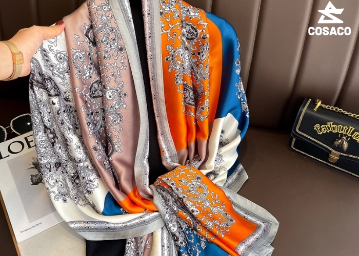 Cách phối đồ với khăn lụa silk để luôn thanh lịch