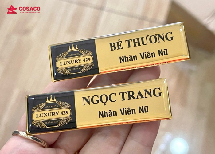 Những lưu ý khi đặt bảng tên nhân viên số lượng lớn