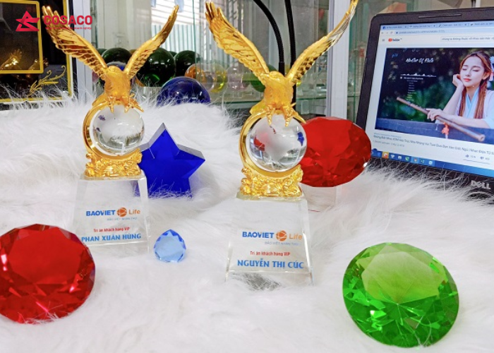 Những lưu ý khi đặt cúp vinh danh nhân viên
