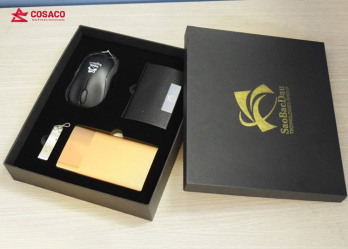Bên trong một set quà tặng công nghệ thường có gì?