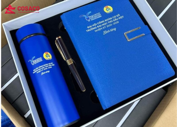 Sổ tay, bút ký và lịch để bàn