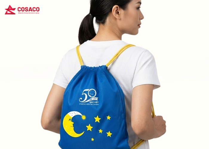 Vì sao một chiếc balo rút dây có thể trở thành “đại sứ” thương hiệu?